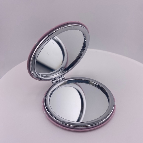 Hello Kitty Pink Bow Compact Mirror glitter rainfall- New - Picture 5 of 6